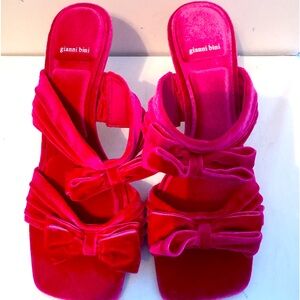 Beautiful pink 3 inch heel, velvet Gianni Bini shoe . Never worn. Size 11